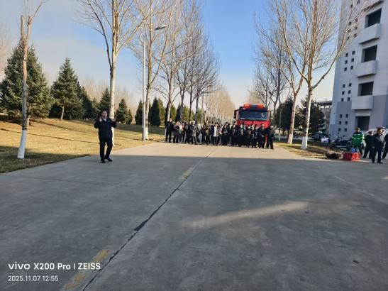 我校邀请消防员进校开展消防培训